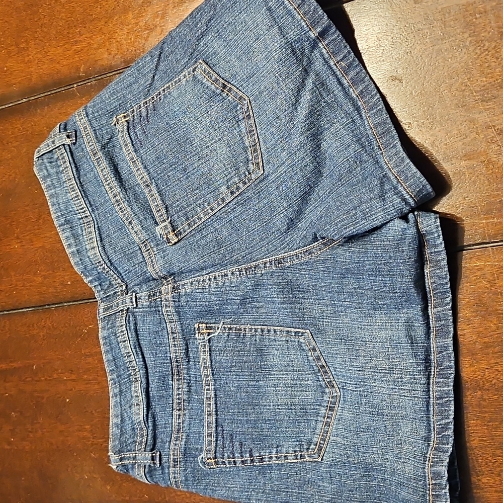 ST. JOHN’S BAY STRETCH JEAN SHORTS Sz 8